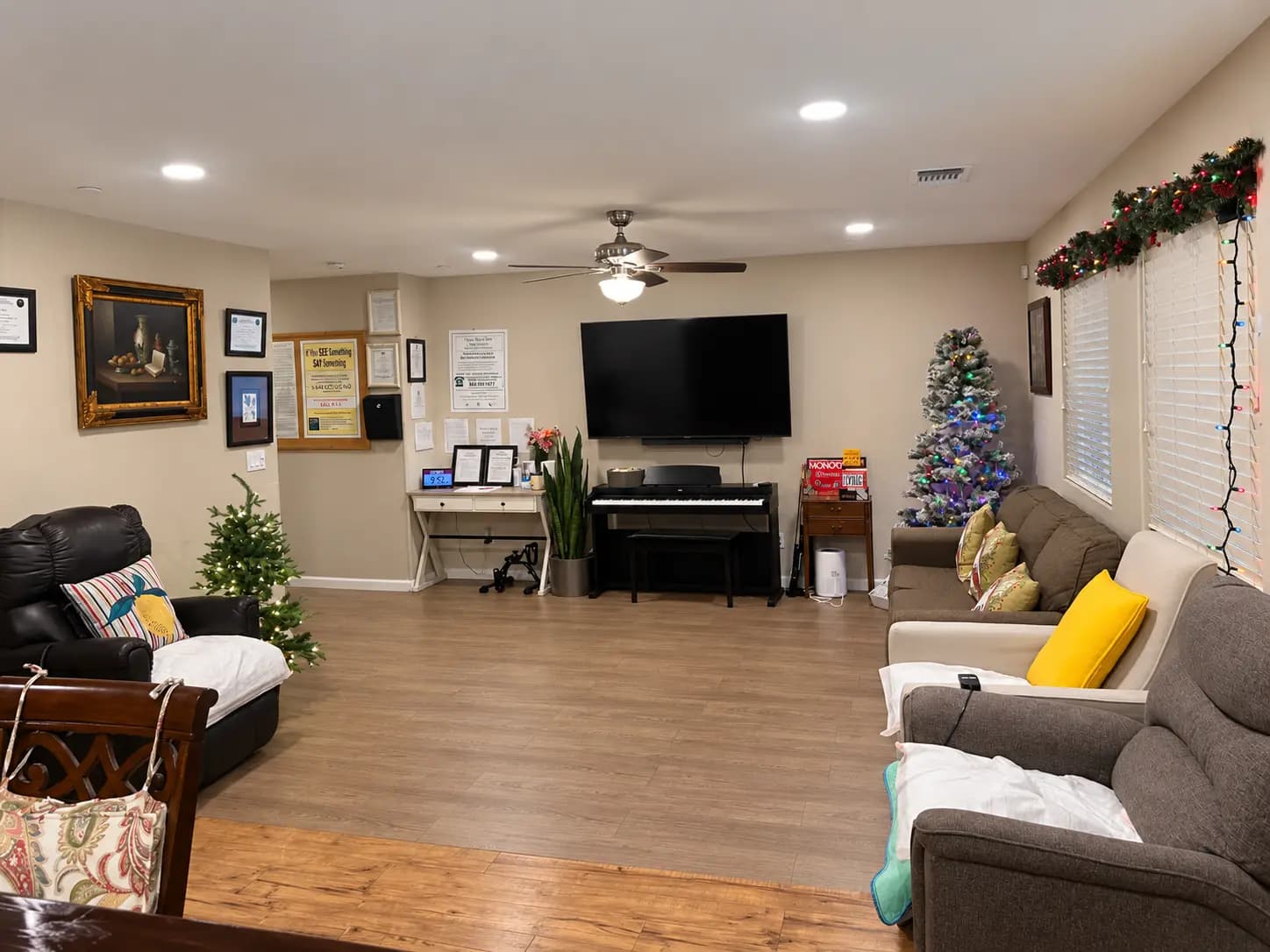 Laurite shared living room with seating, a keyboard and television